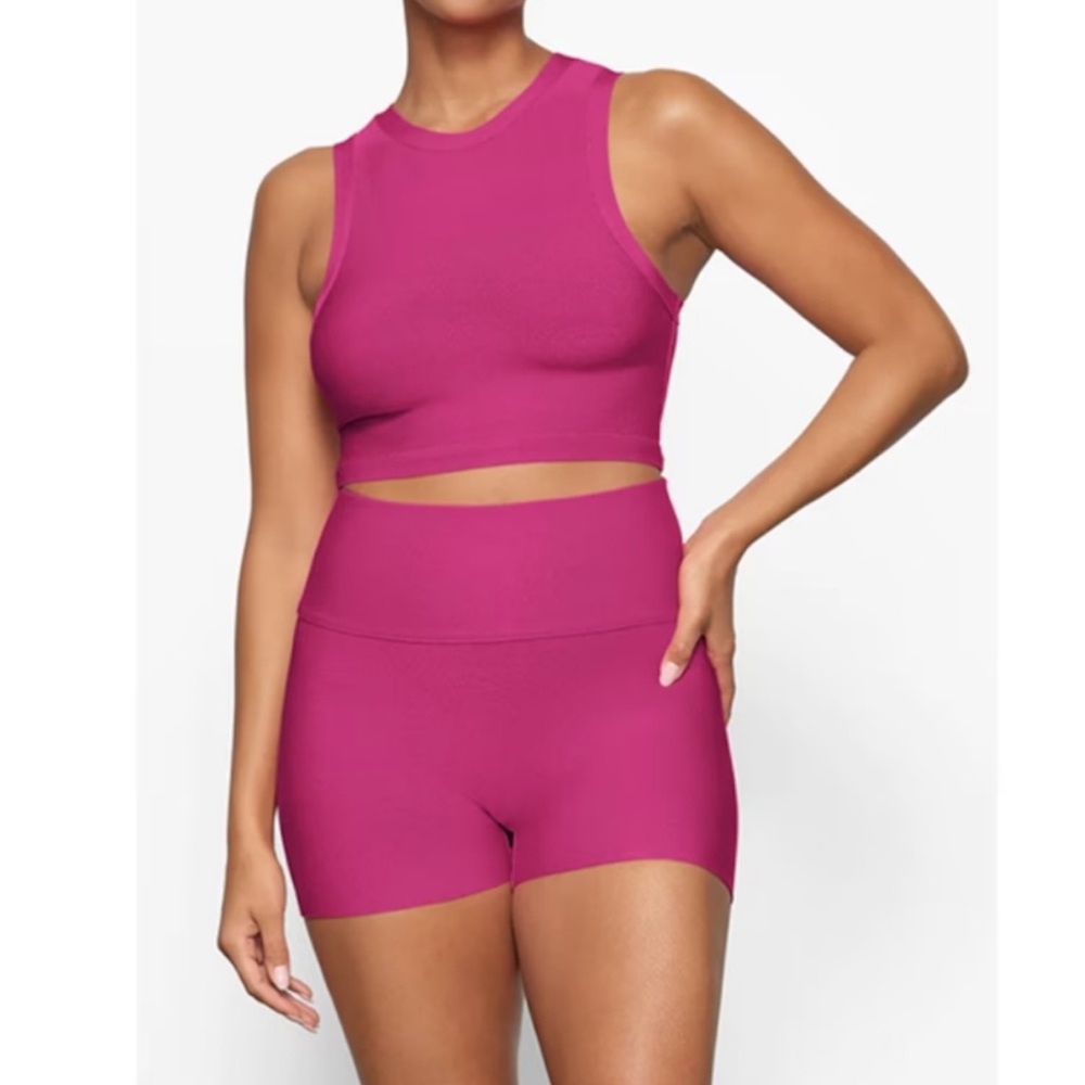 SKIMS Knit Swim Compression Mid Waist booty
Short Magenta Pink MEDIUM